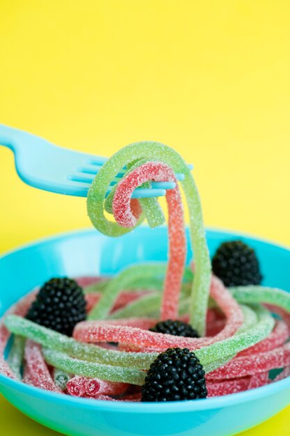 Макрофотография красочных червей желе в качестве спагетти