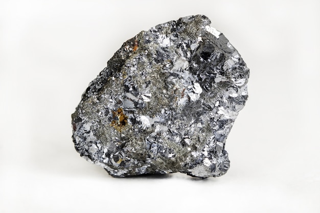 흰색 배경에 고립 된 조명 아래 다채로운 광물 돌의 근접 촬영
