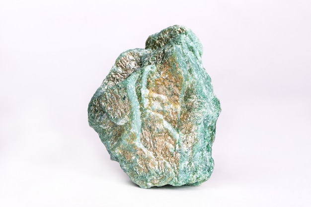 흰색 장면에 고립 된 조명 아래 다채로운 광물 돌의 근접 촬영