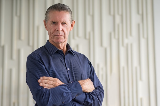 Free photo closeup of confident senior man with arms crossed