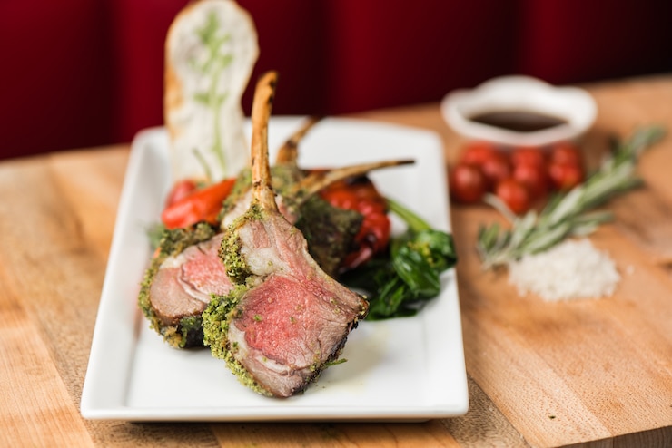 Free Photo closeup of cooked beef with spices and fried green and red peppers with a blurred background