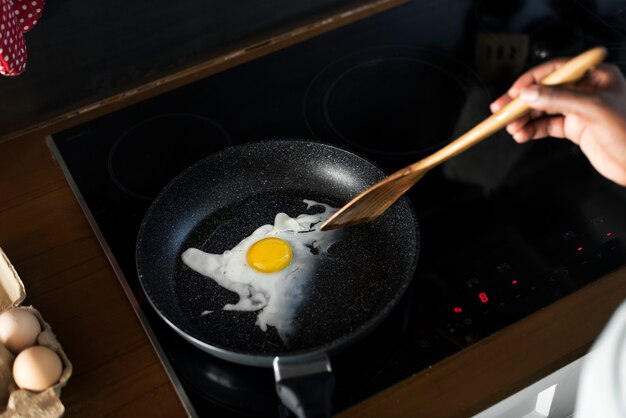 鍋に調理された揚げた卵のクローズアップ