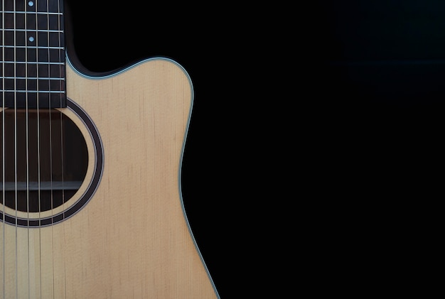 검정 배경 위에 장면 전환 어쿠스틱 기타의 근접 촬영