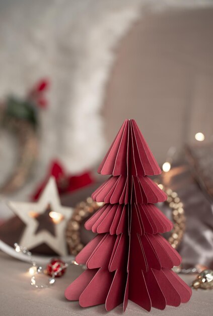 背景をぼかした写真の装飾的な段ボールのクリスマス ツリーのクローズ アップ
