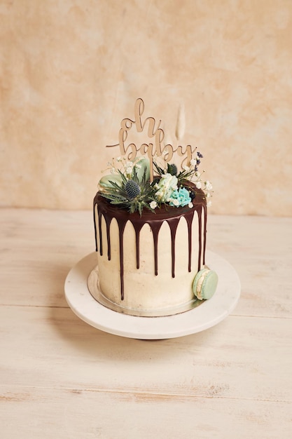 Free photo closeup of a delicious drip cake with a 