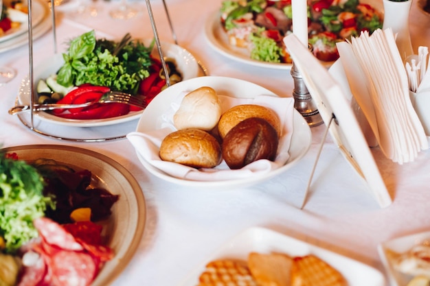 맛있는 미트볼과 생선 롤이 직사각형 공에 간식용 막대기로 채워져 있습니다. 생일 기업 파티나 결혼 축하 행사에서 다양한 음식