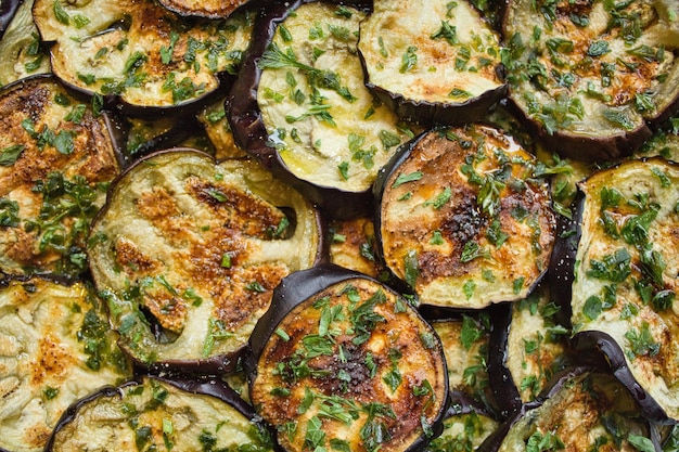 Foto gratuita primo piano delle deliziose fette di melanzane fritte ricoperte di olio e spezie