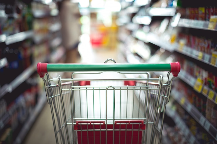 Free Photo closeup detail of a woman shopping in a supermarket