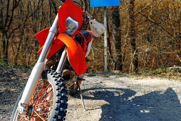 Детали крупного плана кросс-мотоцикла, припаркованного на земле