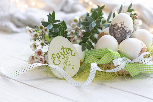 Бесплатное фото Крупным планом пасхальные яйца и цветы на размытом фоне
