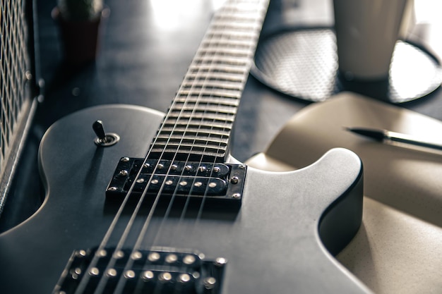 근접 촬영 일렉트릭 기타와 음악적 창의성의 메모장 개념