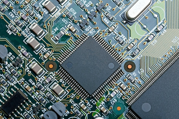 Макрофотография электронной платы с процессором микрочип электронных компонентов фон