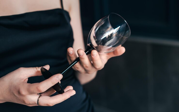 Free Photo closeup empty wine glass in female hands