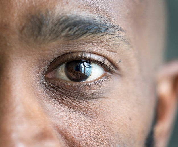 Foto gratuita primo piano di un occhio di un uomo di colore