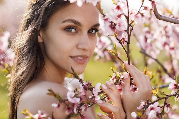 Бесплатное фото Портрет женщины моды крупным планом в цветущем саду