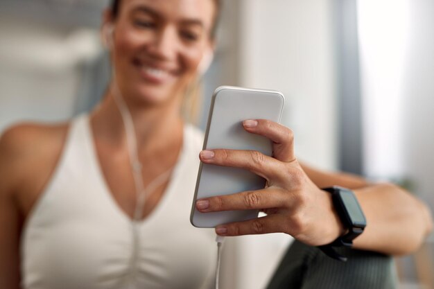 휴대 전화에 여성 운동 선수 문자 메시지의 근접 촬영
