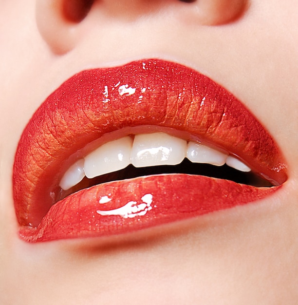 Бесплатное фото Крупным планом женские губы с красным цветом помады