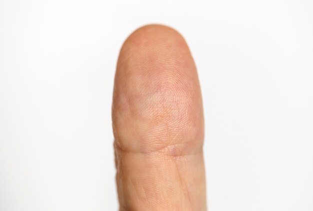 Макрофотография пальца, изолированных на белом фоне