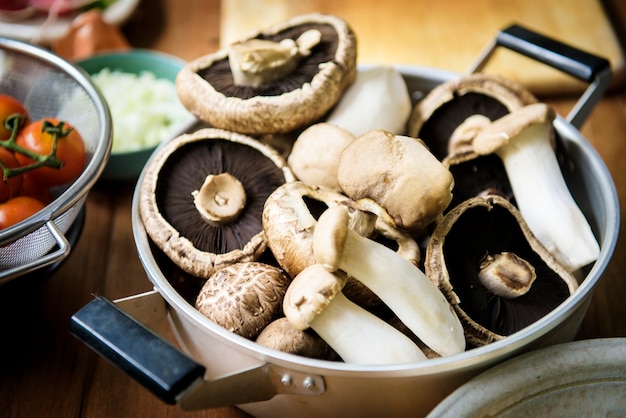 Макрофотография свежих eryngii и portobello грибов