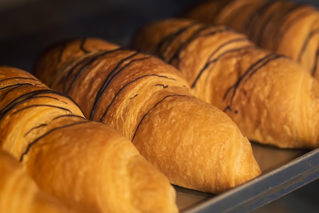 Foto gratuita primo piano croissant appena sfornati in una panetteria su uno sfondo sfocato