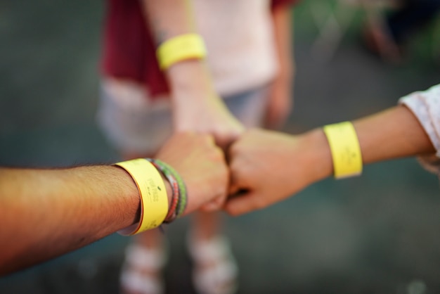 Foto gratuita il primo piano degli amici mette insieme l'unità