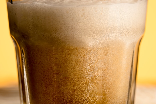 Free photo closeup glass of fresh bubbly beer