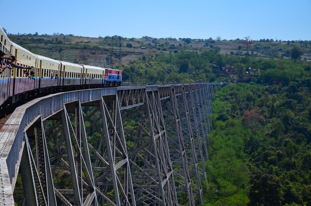 미얀마에서 Goteik Viaduct 철도의 근접 촬영