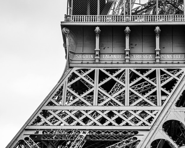 Colpo in scala di grigi del primo piano della torre eiffel a parigi, francia