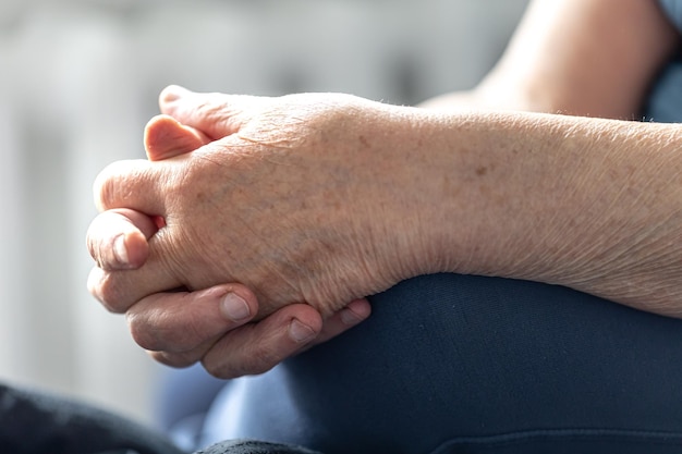 Foto gratuita primo piano le mani di una donna anziana