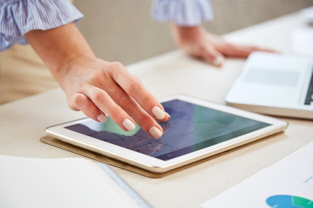 Closeup of hands scaling the map on the tablet PC