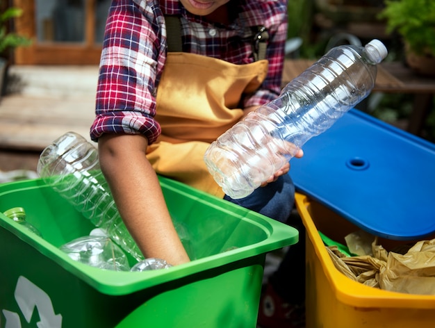 Foto gratuita primo piano delle mani che separano le bottiglie di plastica