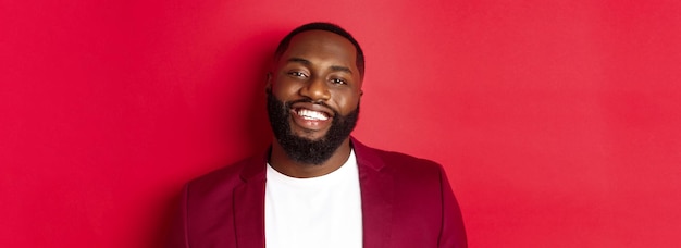 Free photo closeup of handsome bearded black man celebrating new year wearing party outfit and smiling happy st