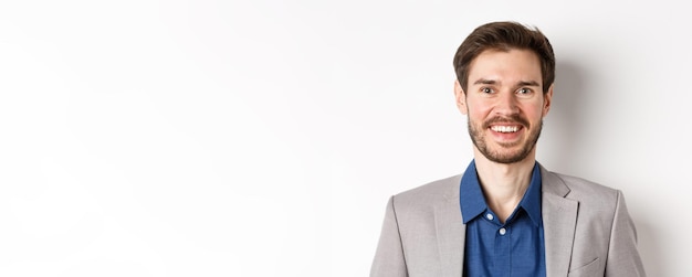 Free photo closeup of happy bearded man in suit laughing and smiling standing on white background