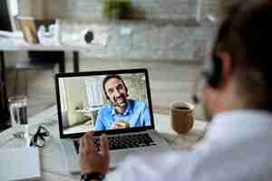 Foto gratuita primo piano di un imprenditore felice che ha una videoconferenza con il suo collega