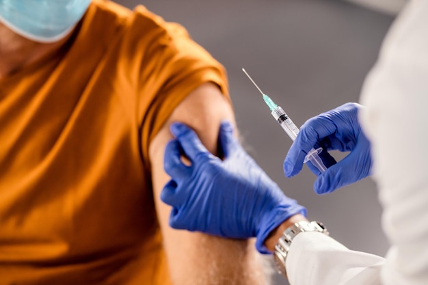 Free photo closeup of healthcare worker giving a vaccine to senior patient