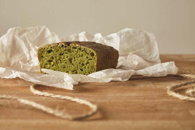 나무 보드에 고립 된 공예 종이에 spinash 반죽에서 근접 촬영 healty 다이어트 녹색 빵