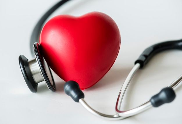 심장의 근접 촬영 및 청진기 심혈관 검진 개념