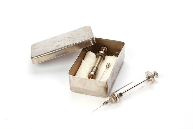 Free photo closeup high angle shot of a syringe in a metallic box