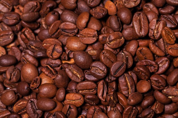 볶은 커피 곡물의 근접 촬영 이미지