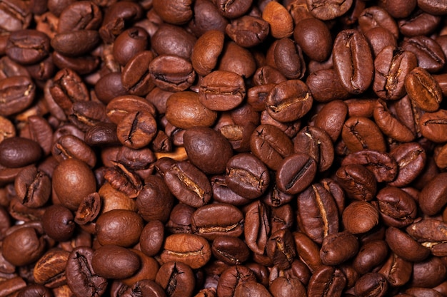 볶은 커피 곡물의 근접 촬영 이미지