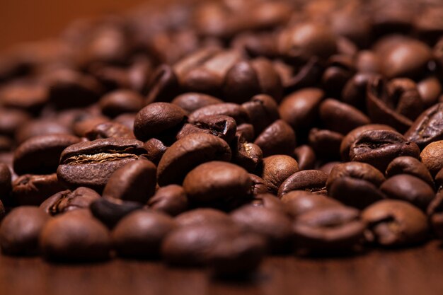 Крупным планом изображение жареных кофейных зерен
