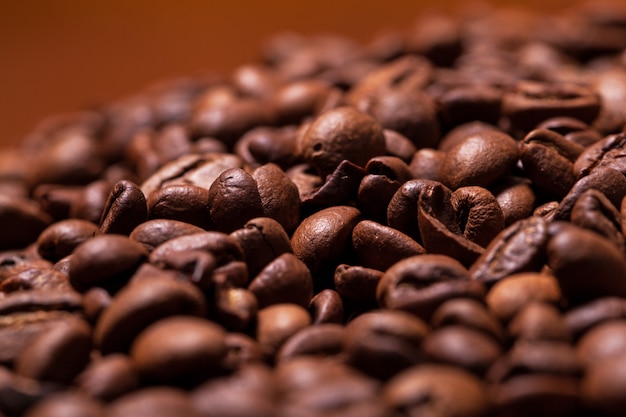 ローストコーヒーの穀物のクローズアップ画像