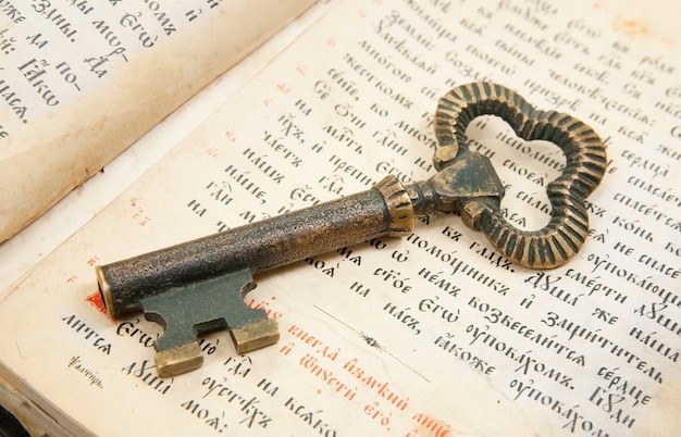Free photo closeup of key placed on vintage bible