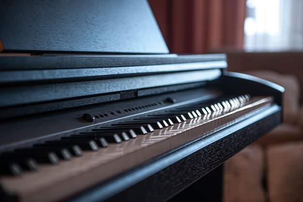 Клавиши крупным планом электронного пианино на размытом фоне