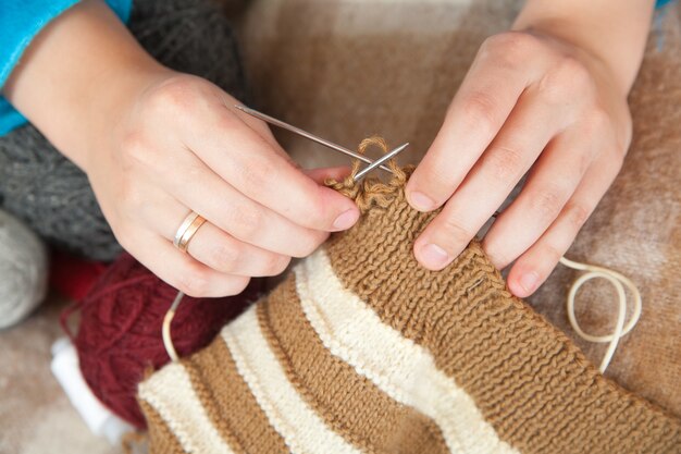 編み物の女性の手のクローズアップ