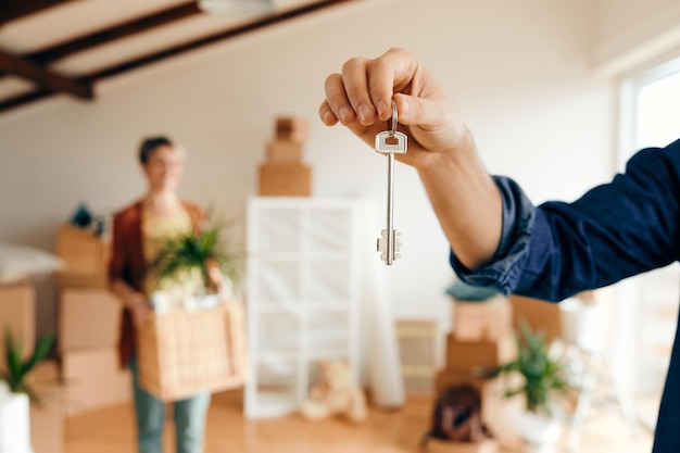 Foto gratuita primo piano dell'uomo che tiene la chiave della sua nuova casa