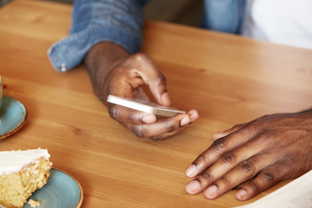 Free photo closeup of man holding smartphone