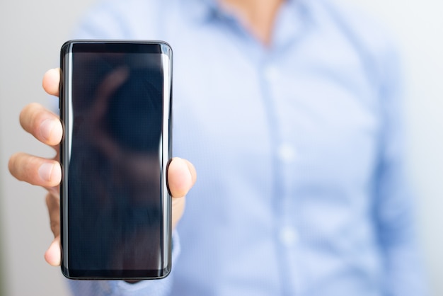 Free photo closeup of man showing empty smartphone screen