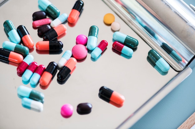 Free photo closeup of medical drugs on stainless tray