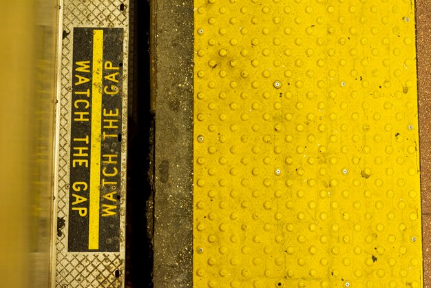 クローズアップ地下鉄の警告サイン